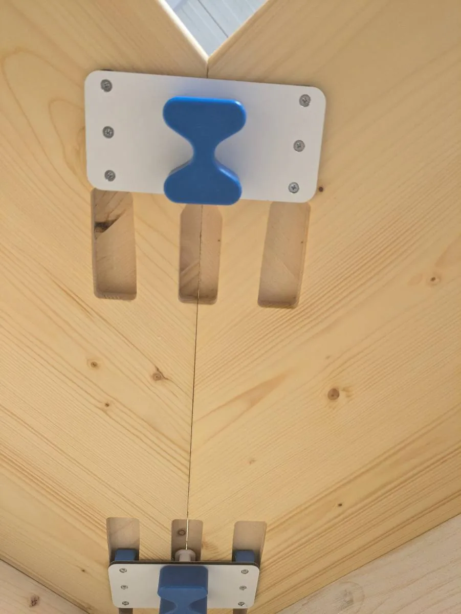 Platine métallique et connecteur bleu reliant deux panneaux en angle