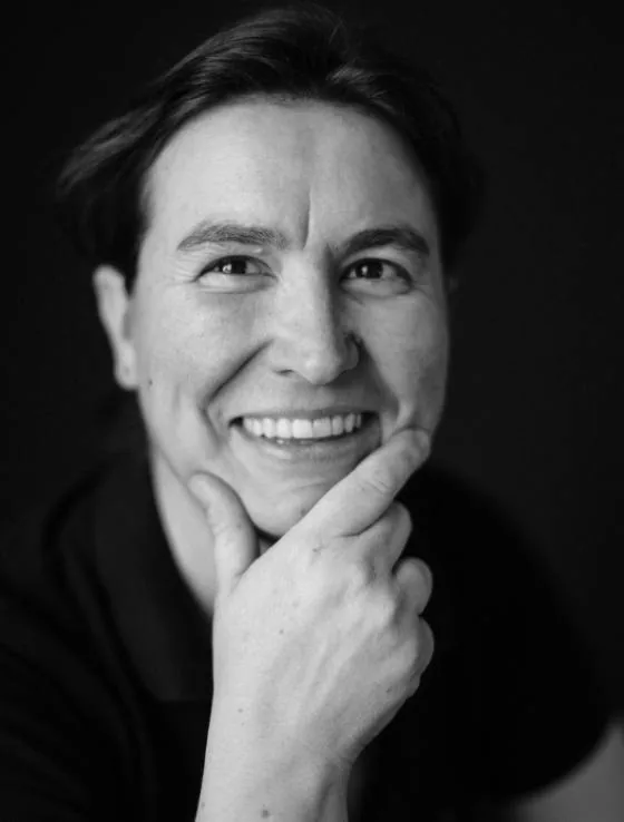 Portrait en noir et blanc d'Élisabeth Sauzède, ébéniste