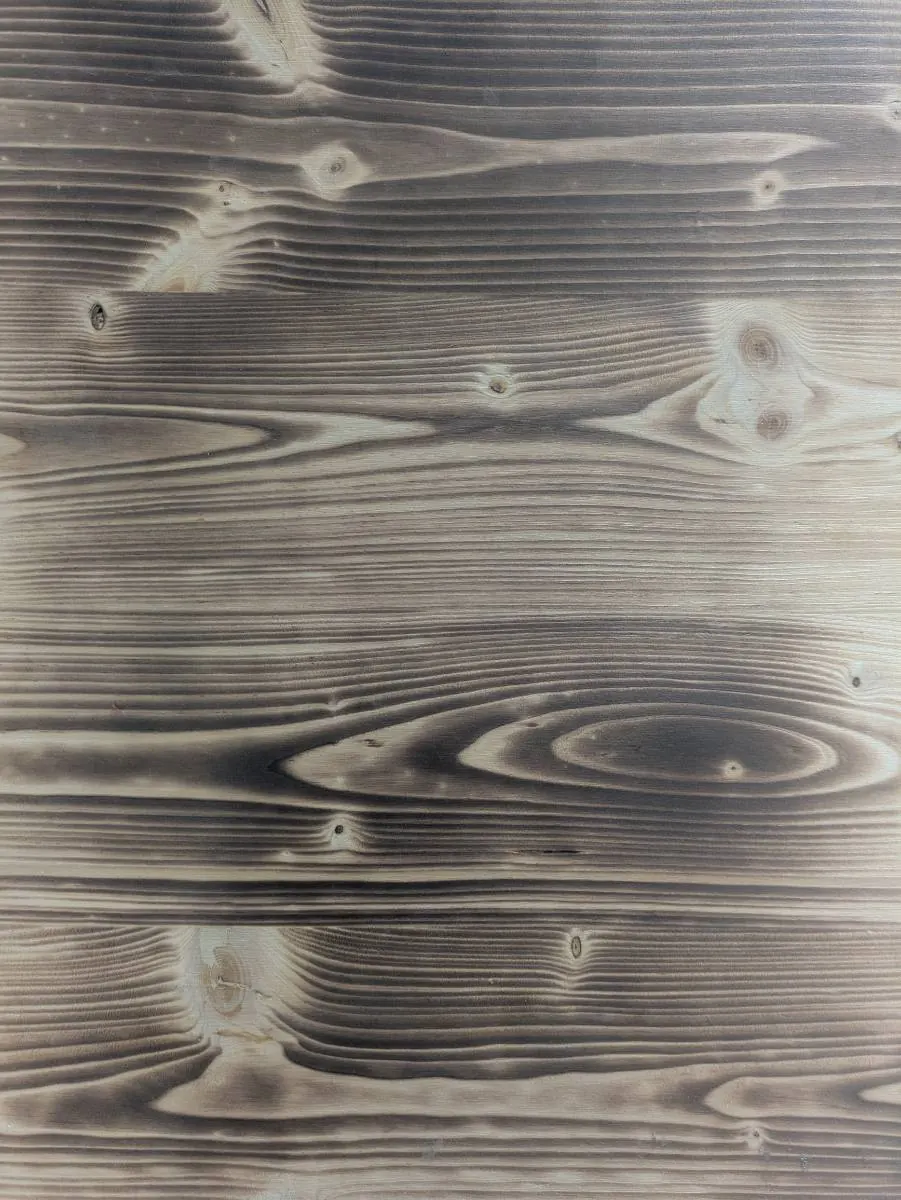 Façade en bois brûlé puis brossé, veinage gris et brun contrasté